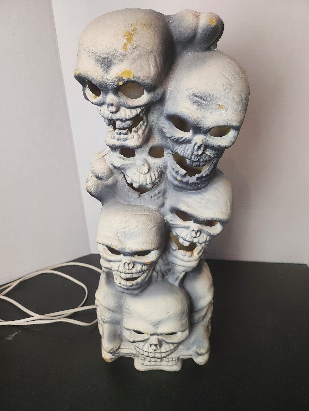 1993 Trendmasters Lighted Stacked Skull Totem 18"
